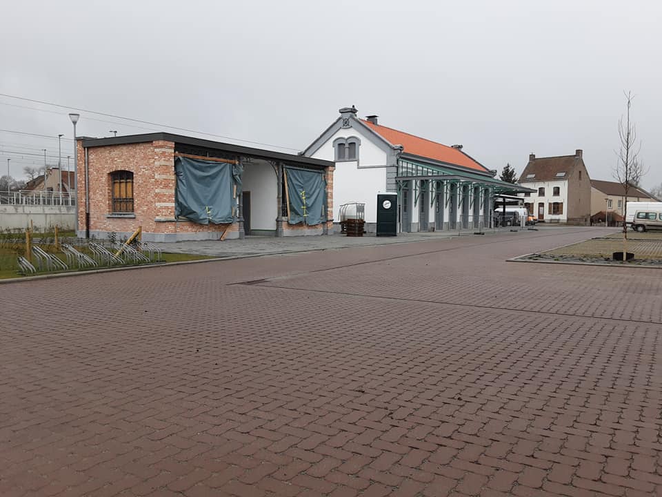 Infrastrutuur voor een nieuw stationsplein in Oostkamp met nieuw stationgebouw en buswachtplaats